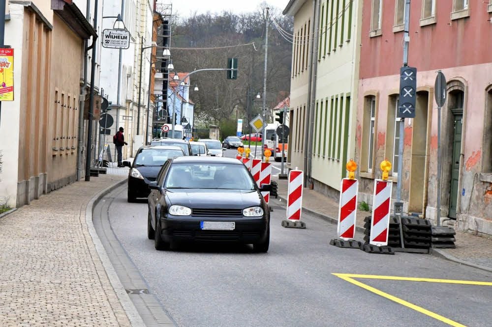 In der Dammstraße stehen bereits Warnschilder und eine Ampel.