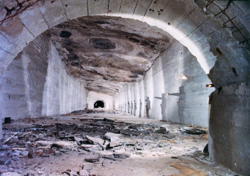 Diese historische Aufnahme, die mit einer Langzeitblende und 19-facher Belichtung aufgenommen worden ist, zeigt das Grubengebäude vor dem Umbau als Gasspeicher um 1969.