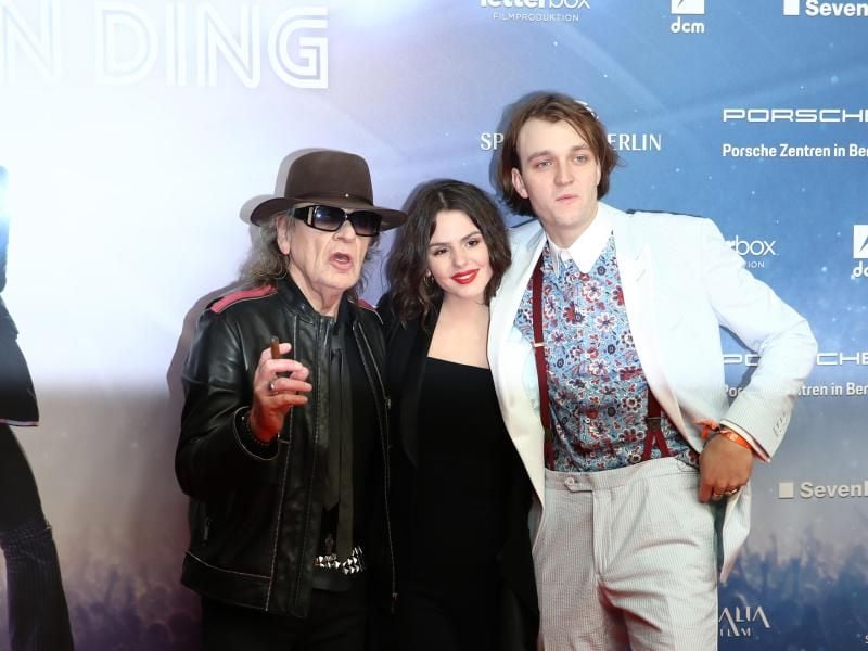 Udo Lindenberg (l-r) mit den Schauspielerin Ruby O. Fee und Jan Bülow bei der Premiere in Hamburg. Foto: Christian Charisius/dpa