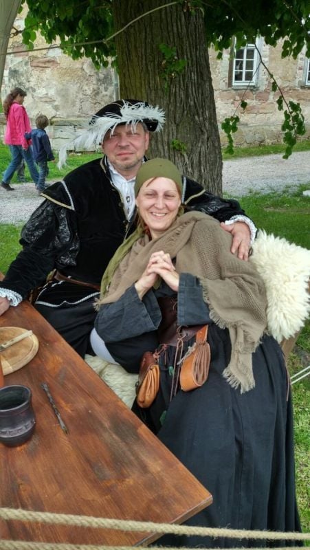 In mittelalterlichen Trachten fühlen sich Dagmar und Marco Kemnitzer sehr wohl.