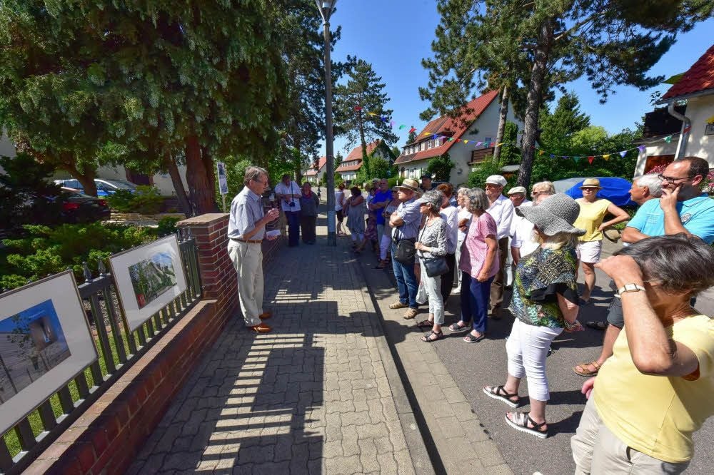 Zum Straßenfest im Ginsterweg gab es am Sonnabend auch eine Führung mit Joachim Weisflog (l.). Er hat zur Baugeschichte geforscht.