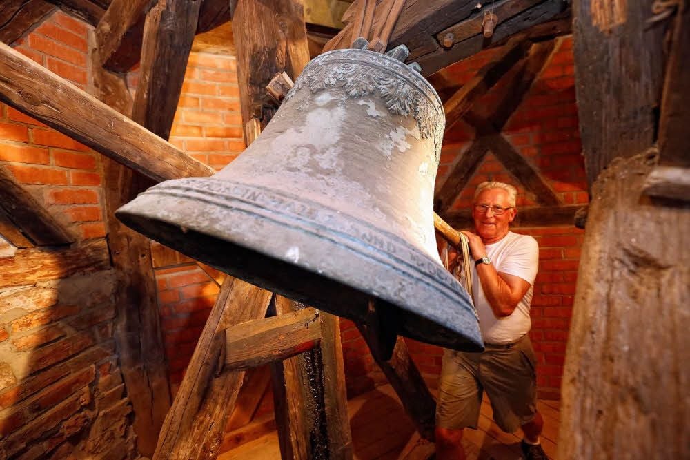 Walter Zeller, Gemeindekirchenrat von Reuden, muss die Glocke noch per Hand bedienen.