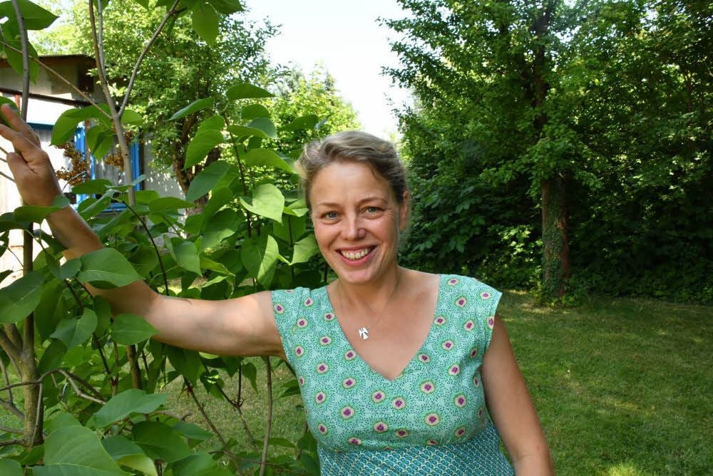 Annette Baldin strahlt im Theatergarten mit der Sonne um die Wette.