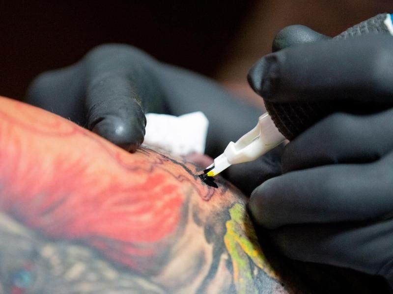 Dass Tattoo-Farben Allergien hervorrufen können, ist vielen bekannt. Doch auch die Nadel kann allergieauslösende Stoffe enthalten. Foto: Christoph Soeder