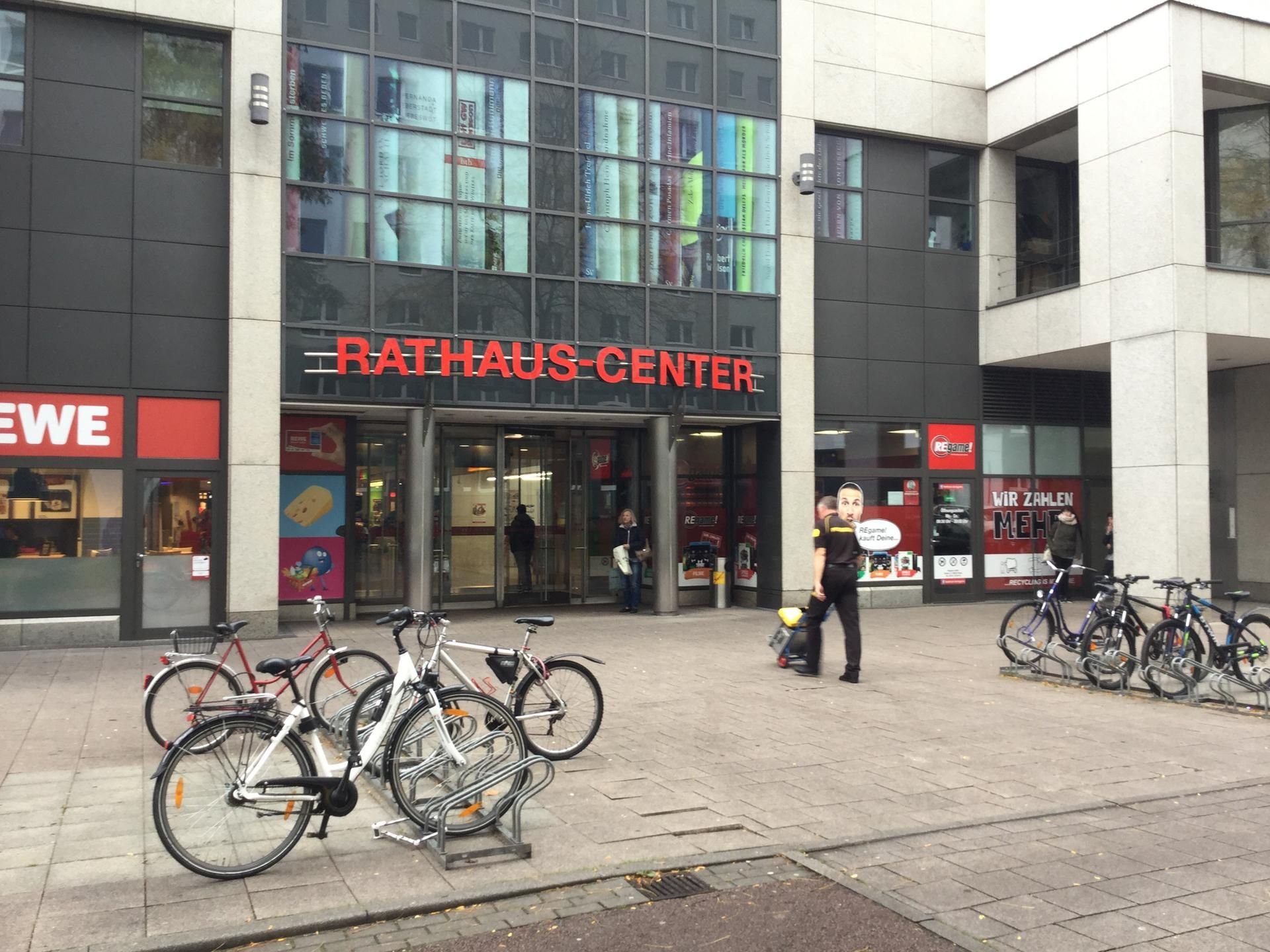 Am Montag ist es an diesem Ausgang des Dessauer Rathauscenters zu einer tätlichen Auseinandersetzung gekommen.