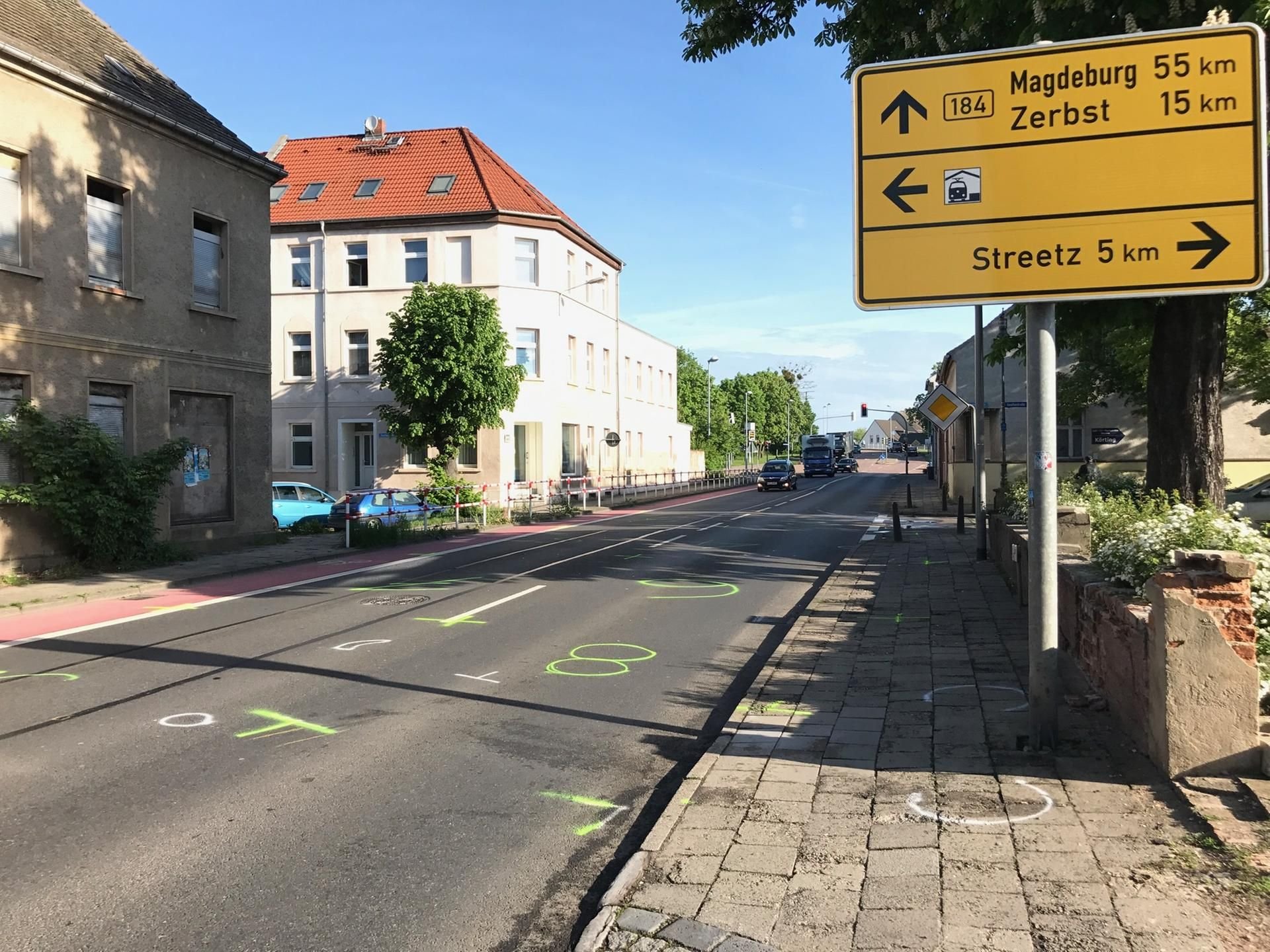 Noch immer sind die Spuren des Unfalls in der Luchstraße zu sehen.