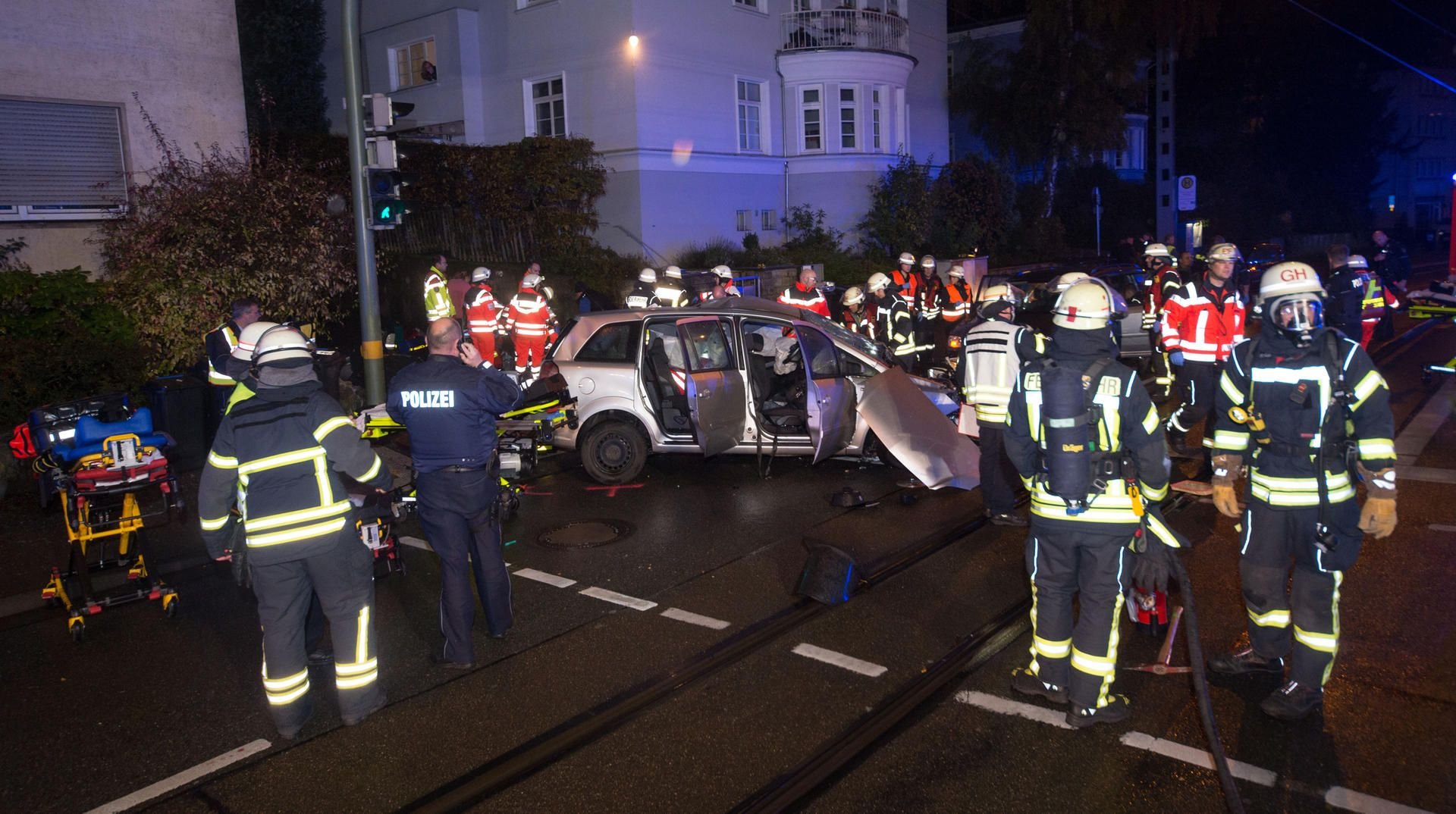Rettungskräfte sind nach einem Verkehrsunfall in Bielefeld im Einsatz.