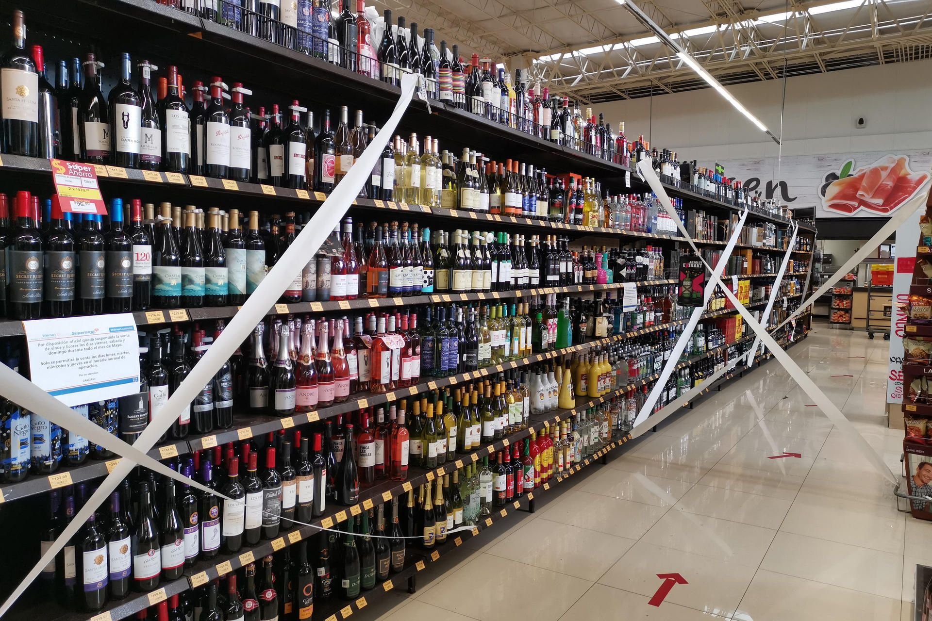 Flaschen mit Tequilla stehen in einem abgesperrten Regal im Supermarkt in Mexiko.