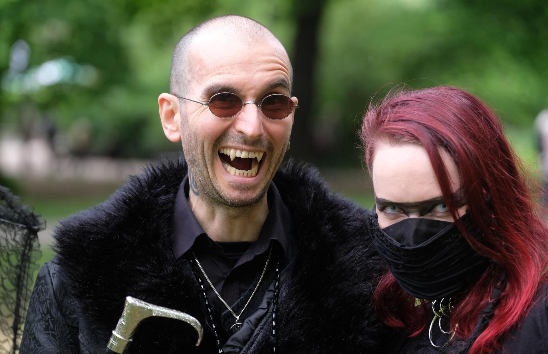 Leipzig: Mark Benecke, Kriminalbiologe und Autor, zeigt neben seiner Frau Ines auf einer Wiese im Clara Zetkin-Park seinen Zähne.