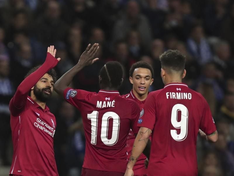 Die Spieler vom FC Liverpool jubeln. Das Team von Trainer Jürgen Klopp hat den FC Porto mit 4:1 besiegt. Foto: Luis Vieira/AP/dpa