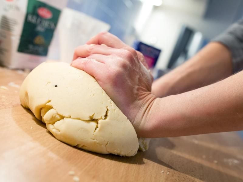 Wer einen Mürbeteig zubereitet, sollte ihn hinterher vorbacken. Später wird der Kuchenboden nochmals mit Füllung gebacken. Auf diese Weise kann die Flüssigkeit nicht durchsickern. Foto: Florian Schuh