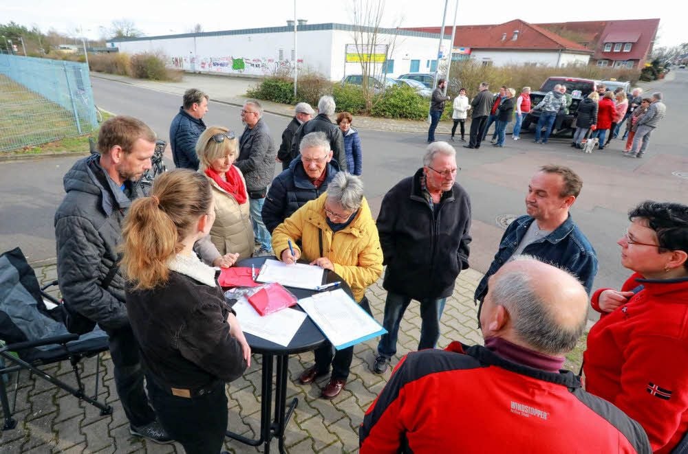 Die Aktion in Waldesruh traf den Nerv der Leute: Innerhalb von zwei Stunden kamen 350 Namen auf die Unterschriftenlisten.