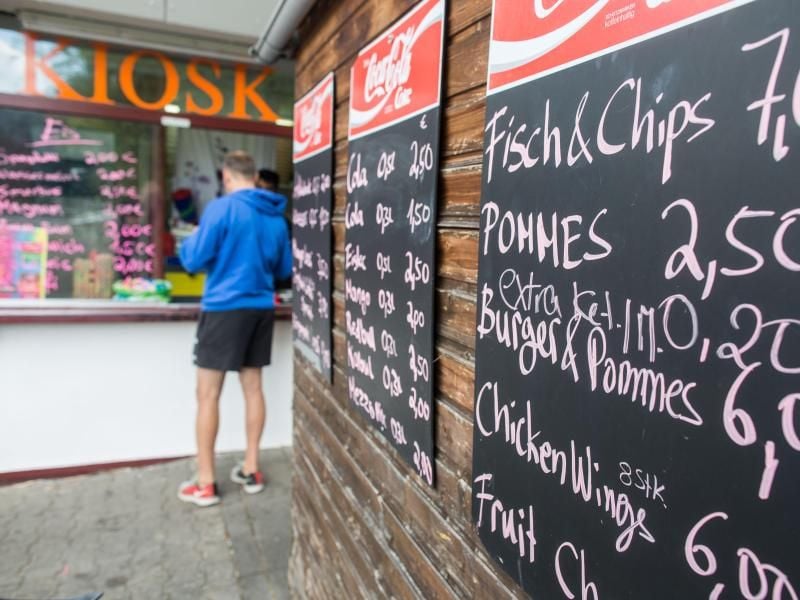 Immer mehr Menschen greifen Im Supermarkt und am Kiosk zum Essen to go. Restaurants haben daher weniger Kunden. Foto: Frank Rumpenhorst/Symbolbild