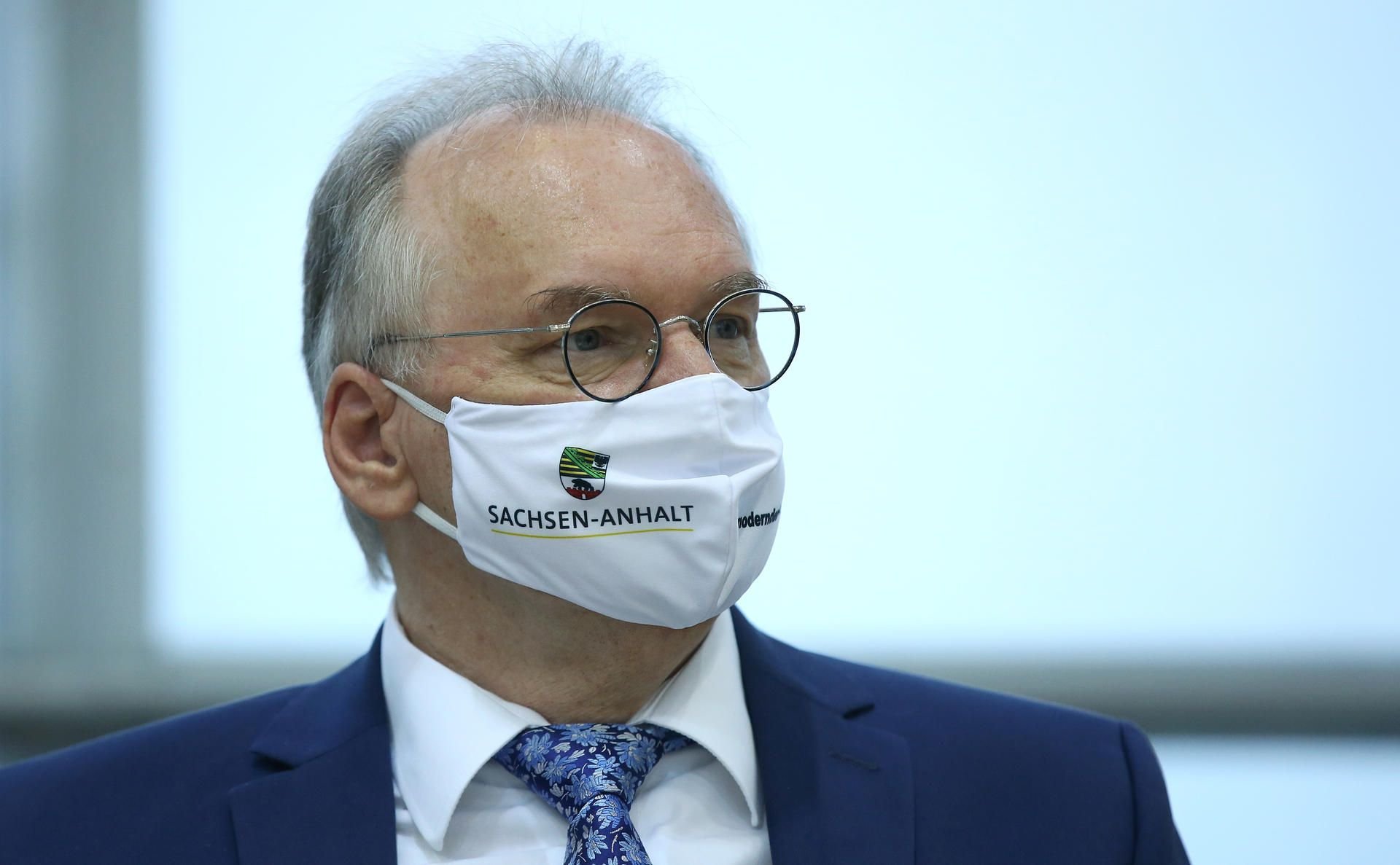 Reiner Haseloff (CDU), Ministerpräsident von Sachsen-Anhalt, mit einem Mund-Nasen-Schutz.