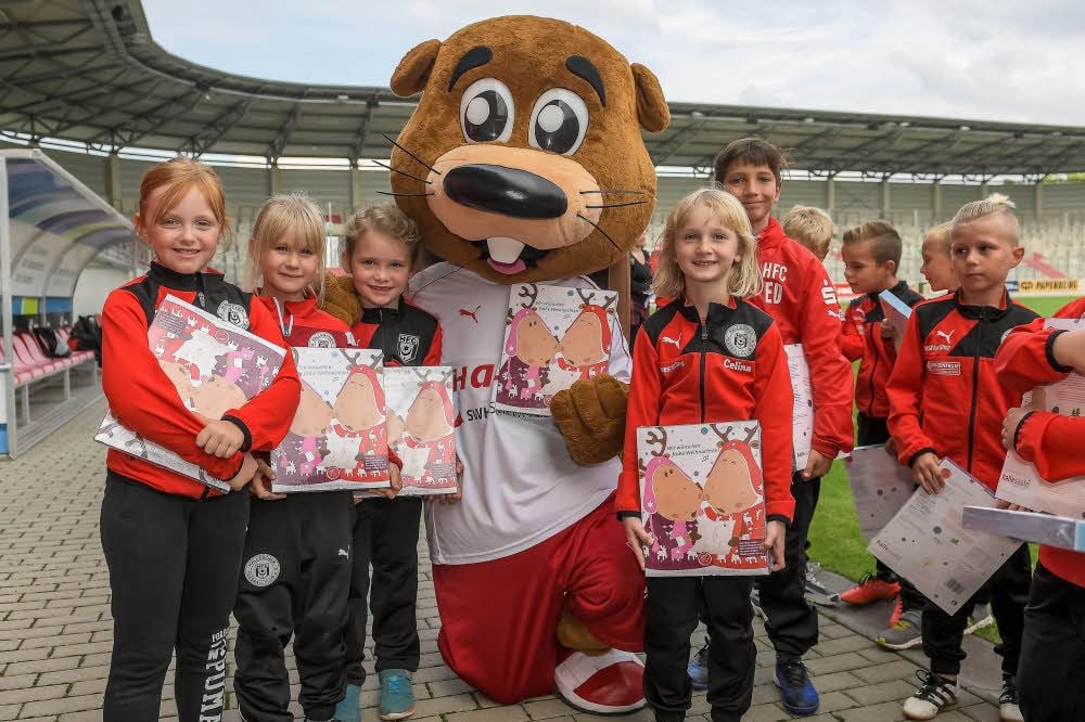 Das HFC-Maskottchen, Biber „Hallotri“, präsentiert mit dem Fußballnachwuchs den Adventskalender 2017.
