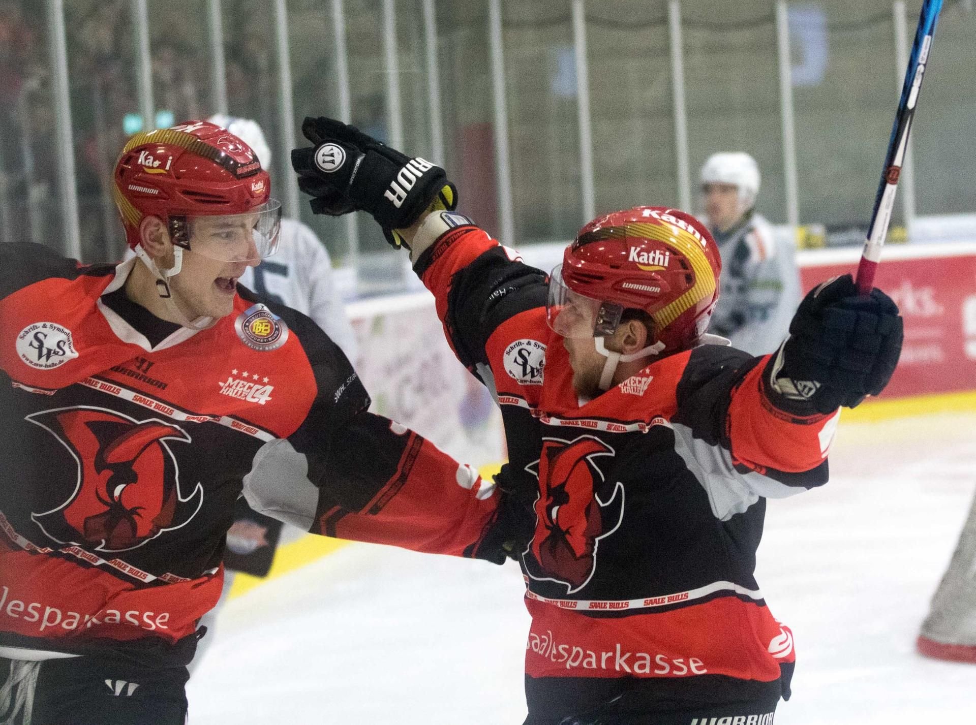 Halles Stürmer Johannes Ehemann (l.) jubelt mit Halles Stürmer Maximilian Schaludek nach dem 1:0 im Spiel der Eishockey Oberliga Nord zwischen dem MEC Halle 04 Saale Bulls und den Icefighters Leipzig