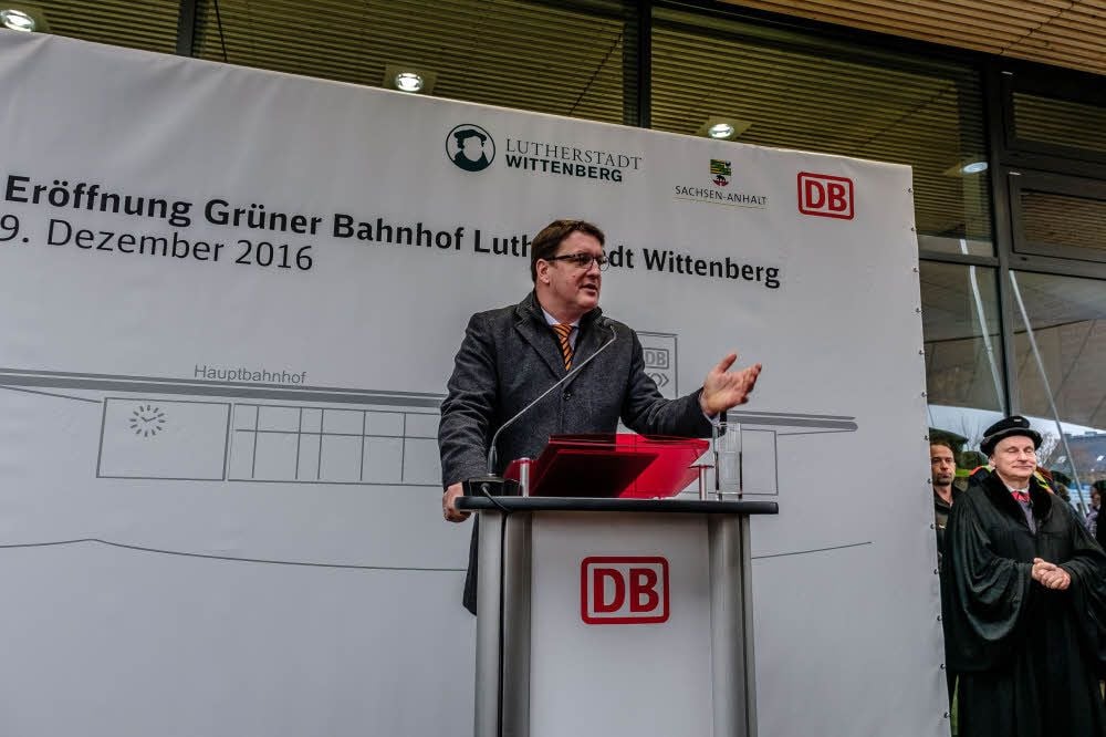 Im selben Jahr, später, bekam die Lutherstadt einen neuen Bahnhof.