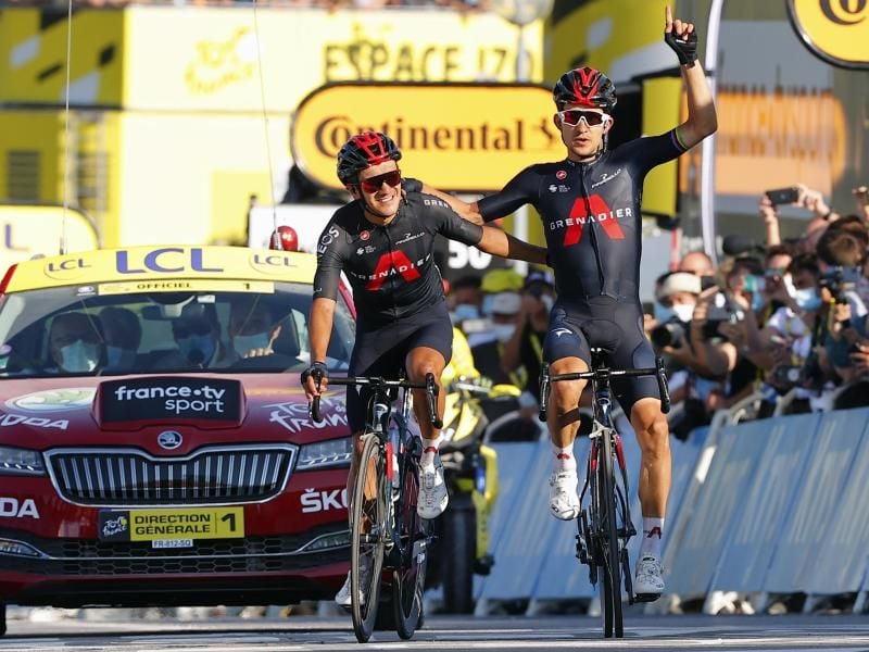 Etappensieger Michal Kwiatkowski (r) und Richard Carapaz fuhren Arm in Arm über die Ziellinie. Foto: Pool/BELGA/dpa