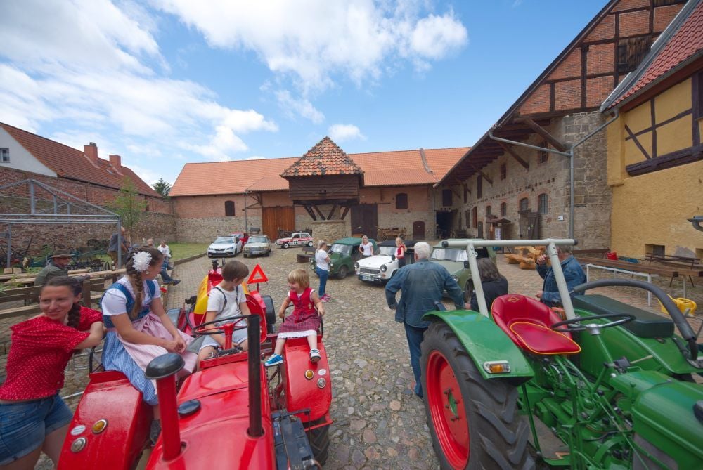 Nacheinander wurden in Meisdorf Oldtimer und Traktoren fotografiert.