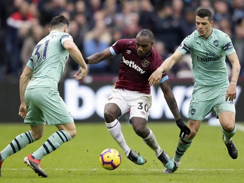 Arsenals Sead Kolasinac (l) und Granit Xhaka (r) versuchen West Hams Michail Antonio den Ball abzunehmen. Foto: Tim Ireland/AP