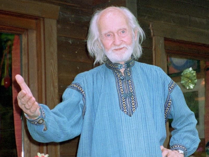 Baldur Springmann auf der Veranda seines Hauses in Geschendorf. Foto: Dieter Baukloh/Archiv