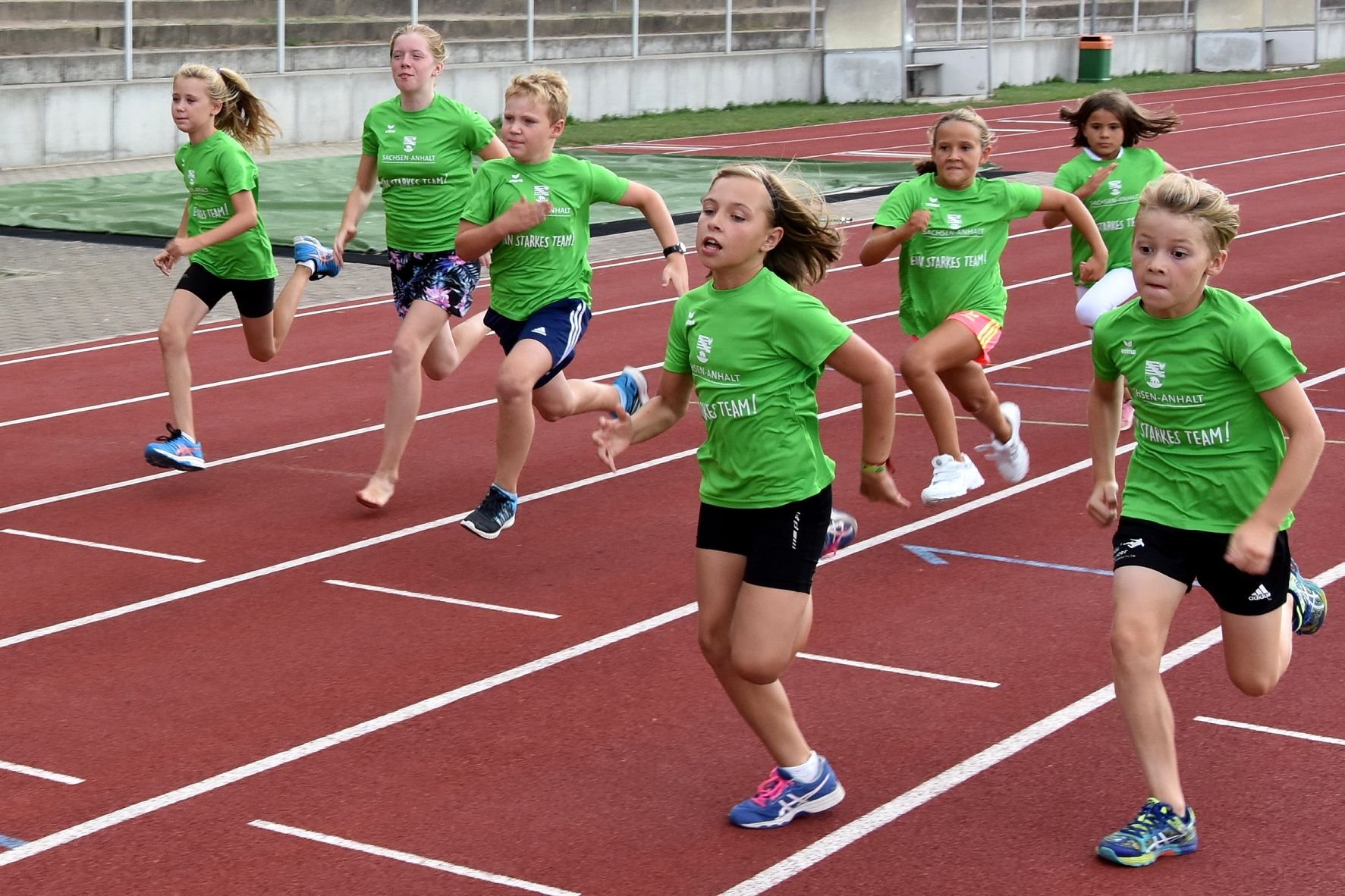 Trotz Hitze zeigt der Nachwuchs bei der TSG GutsMuths Quedlinburg auf dem Sportplatz am Moorberg einen kleinen Sprint.