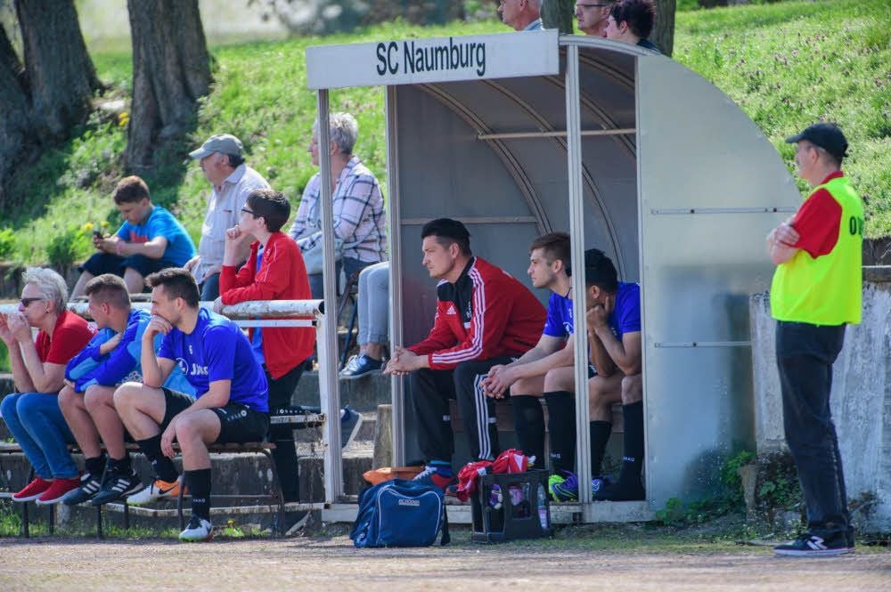 Ex-Verbandsliga-Spieler Martin Pastuschek (links auf der überdachten Bank) gehört seit drei Wochen zum Trainerteam der Domstädter.
