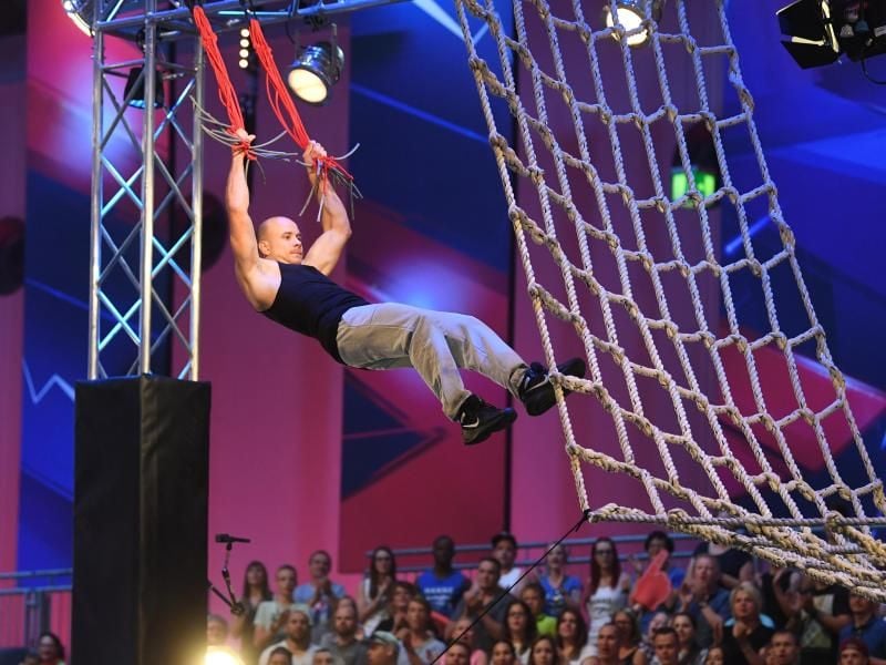 Michael Rindisbacher aus der Schweiz zeigt Muskeln in der zweiten RTL-Staffel Ninja Warrior Germany. Foto: Uli Deck