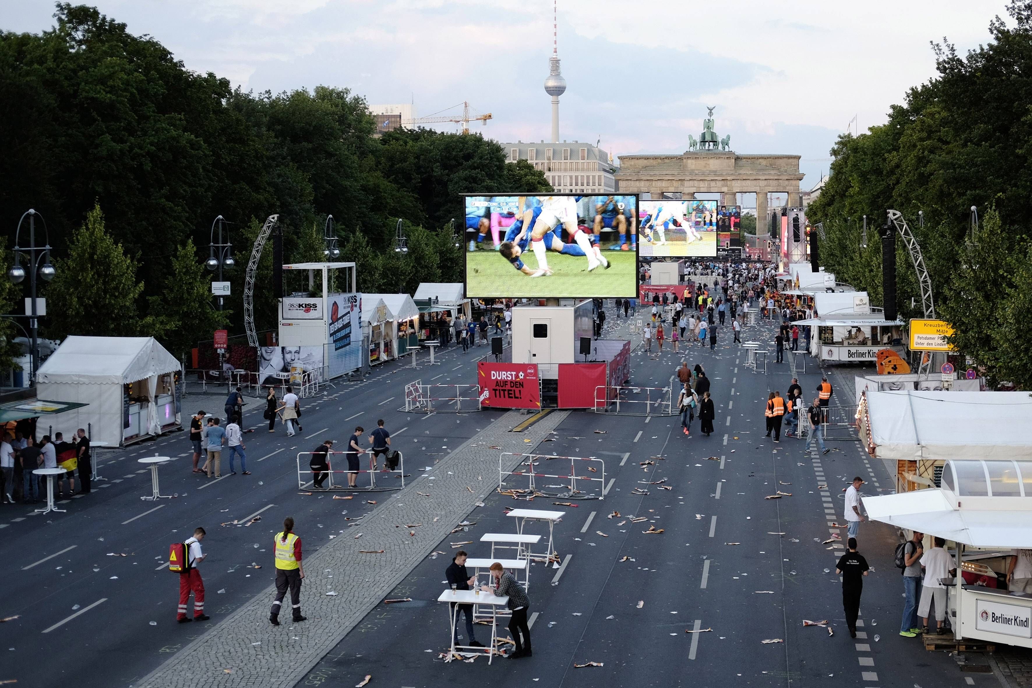 Die leere Fanmeile auf der Straße des 17. Juni am Brandenburger Tor in Berlin nach dem Spiel Deutschland - Nordirland bei der Fußball-Europameisterschaft 2016.