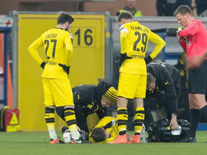 Bitter: Der gerade erst genesene Sven Bender (am Boden) erlitt in einem Zweikampf eine Sprunggelenkverletzung und musste raus. Foto: Guido Kirchner