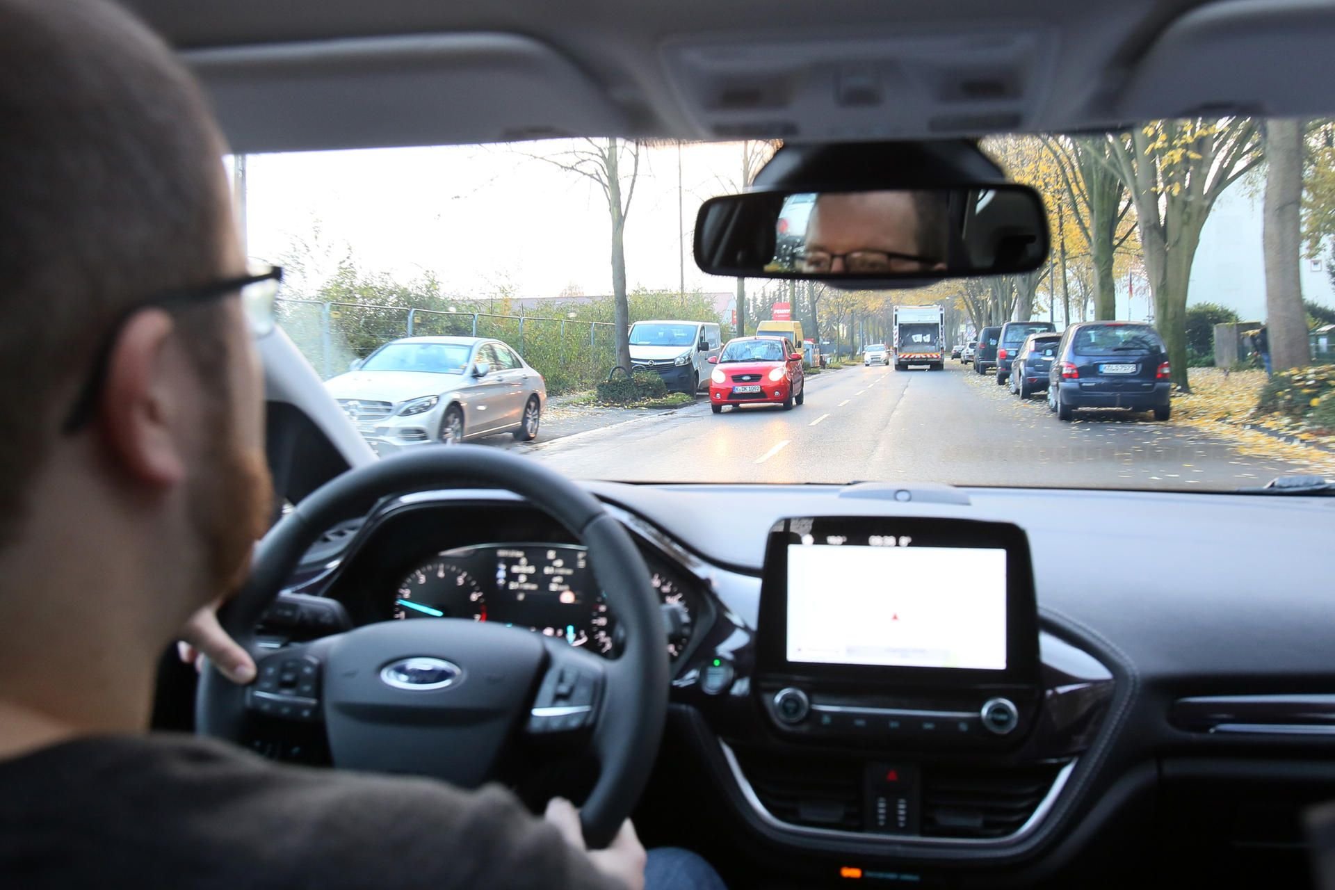 Mit vorausschauendem Fahren lassen sich Situationen besser einschätzen. Das schont nicht nur Auto und Fahrer, sondern auch den Geldbeutel.