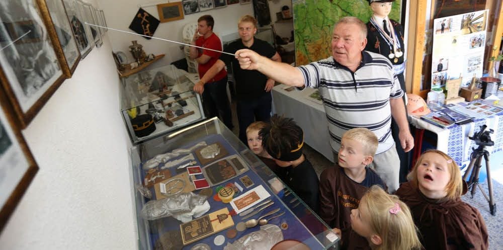 Lothar Hentschel führt Kinder der Kindertagesstätte „Sonnenschein“ durch das Museum der „Flamme der Freundschaft“.
