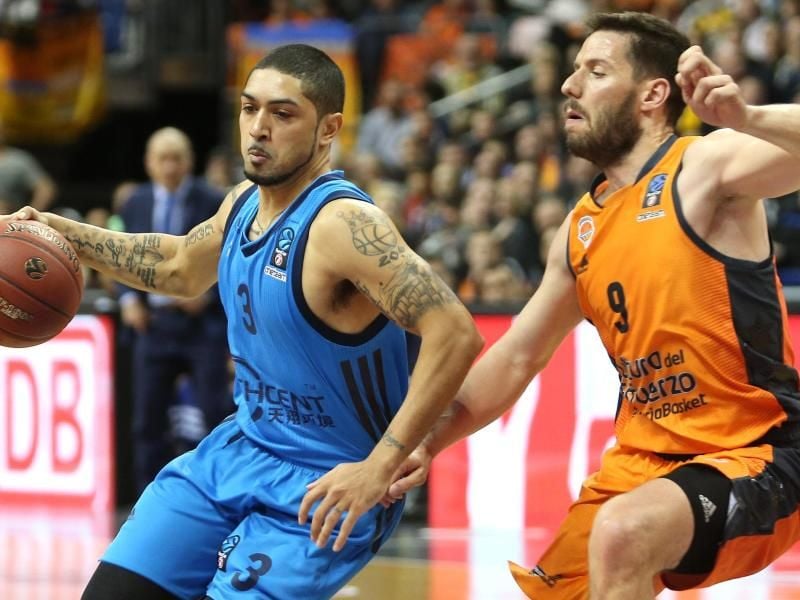 ALBA-Spielmacher Peyton Siva (l) versucht sich gegen Valencias Sam van Rossom zu behaupten. Foto: Andreas Gora