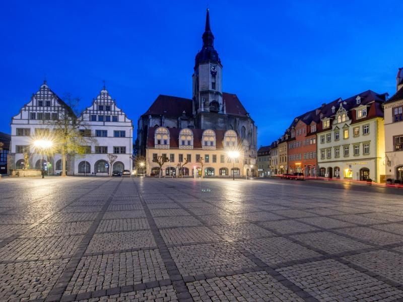 Der menschenleere Markt in Naumburg am Abend. Foto: Hendrik Schmidt/dpa-Zentralbild/dpa