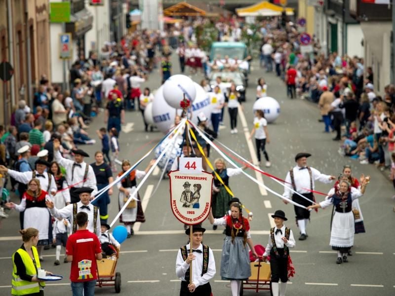 Trachtengruppe marschiert auf dem Festumzug in Herborn (Hessen). Foto: Andreas Arnold/Archiv