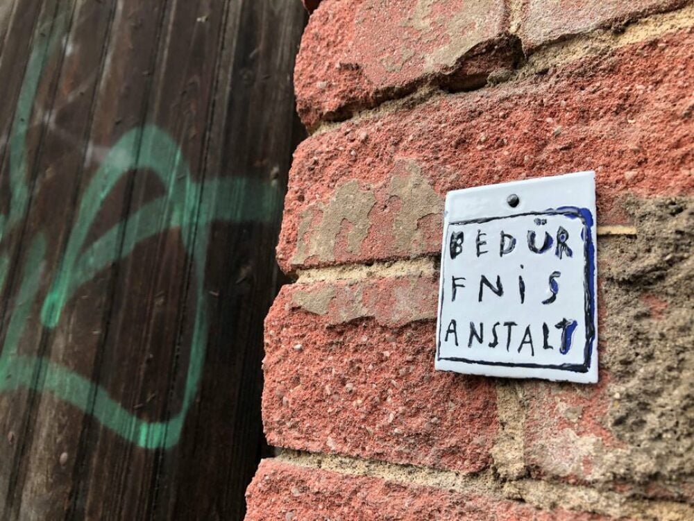 Das erste Kunstobjekt ist bereits an der Fassade angebracht.