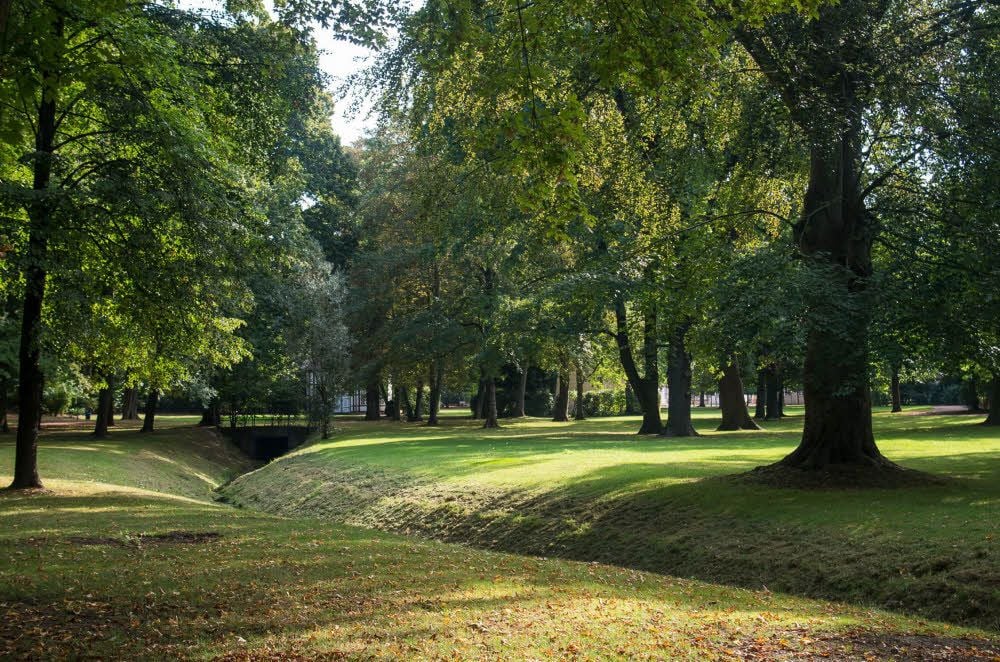 Der Kurpark in Bad Lauchstädt soll umgestaltet werden. Das bislang unterirdische Flüsschen Laucha bei den Arbeiten einzubeziehen, wird aber schwierig.