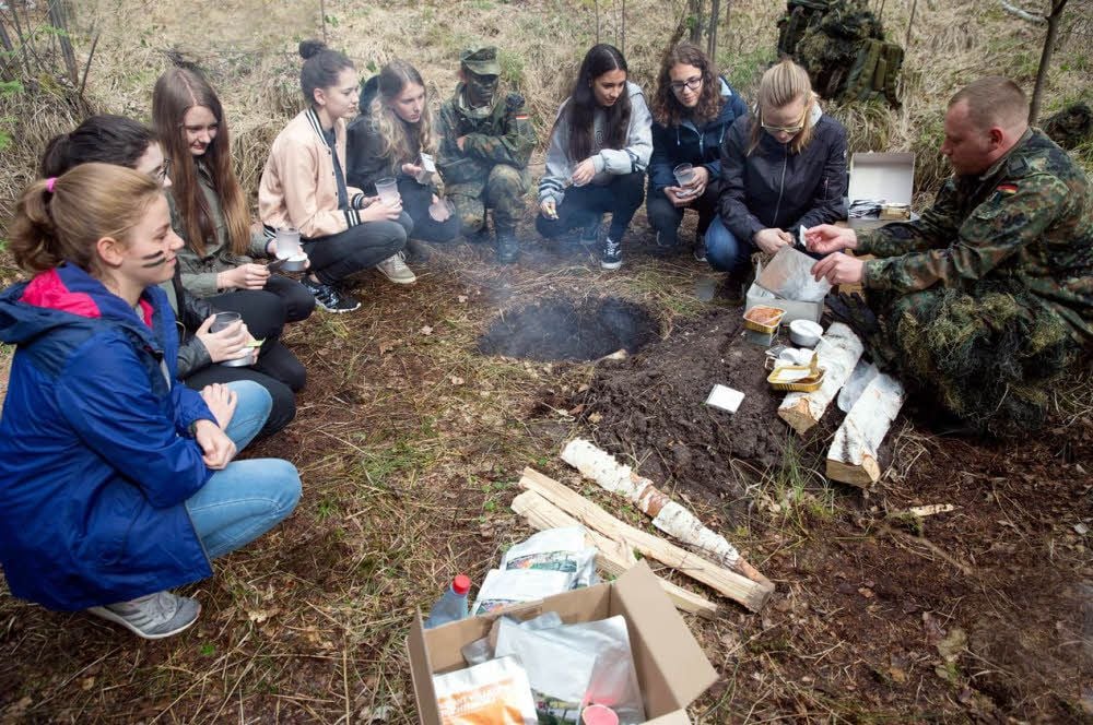 Wer als Soldat unter freiem Himmel warm essen möchte, sollte wissen, wie man ein Feuer in Gang bringt.