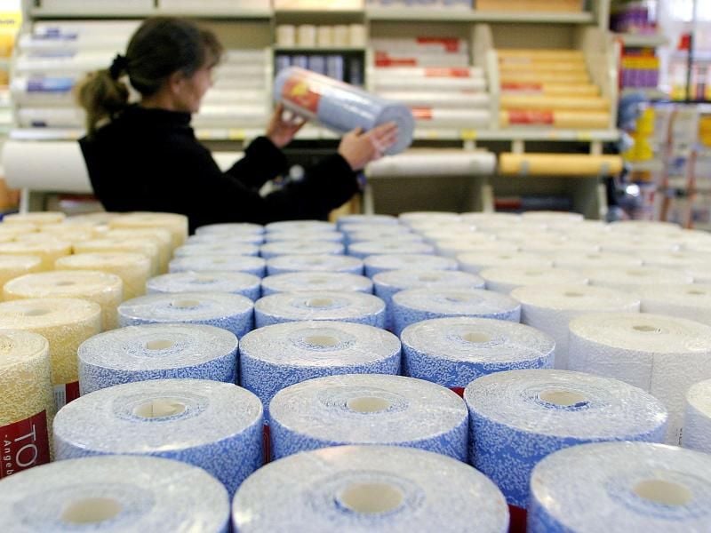 Bevor man im Baumarkt zum Tapetenkauf schreitet, sollte man die Anzahl der Rollen berechnen. Foto: Michael Hanschke/Zentralbild/dpa