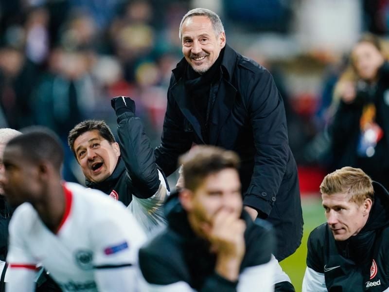 Frankfurts Trainer Adi Hütter (M) trifft mit seinem Team im Achtelfinale der Europa League auf den FC Basel. Foto: Uwe Anspach/dpa
