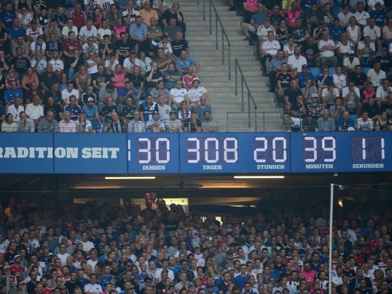 Die Stadionuhr des HSV während der vergangenen Saison. Foto: Daniel Bockwoldt/Archiv