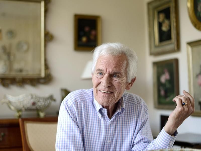 Der ehemalige „Tagesschau”-Sprecher Wilhelm Wieben sitzt in seiner Wohnung. Foto: Daniel Reimann/Archiv