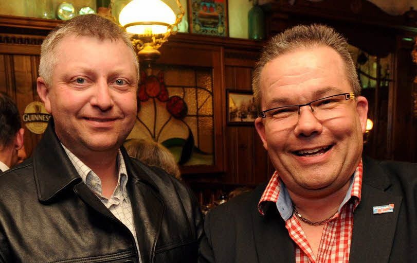 Da war die AfD-Welt in Ordnung: Am Wahlabend feierten Andreas Gehlmann (li., Sangerhausen) und Jens Diederichs (Eisleben) ihren Erfolg.