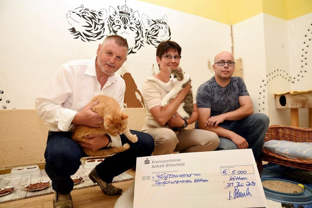 Landrat Uwe Schulze (links) hatte einen symbolischen Scheck über 5.000 Euro dabei. Kathrin Eckert und Marco Mittelbach können das Geld für das Tierheim gut gebrauchen.