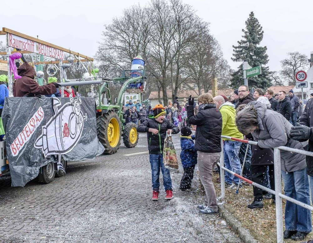 Wer in Pretzsch Bonbons sammeln will, entgeht kaum dem Konfetti-Sturm, hier am Wagen der Sackwitzer.