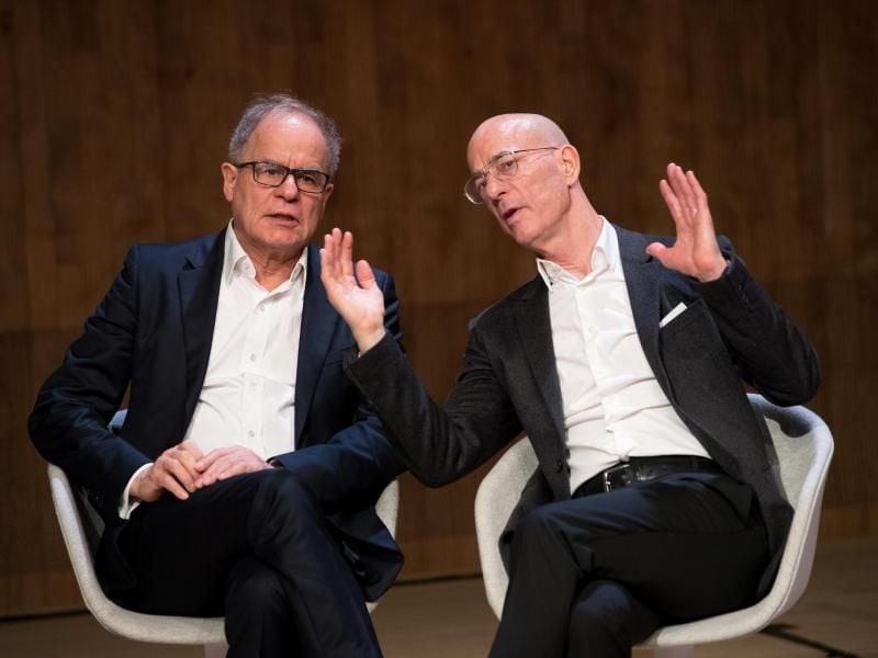 Die Architekten Pierre de Meuron (l) und Jacques Herzog 2017 in Hamburg. Herzog wird jetzt 70. Foto: picture alliance / Christian Charisius/dpa