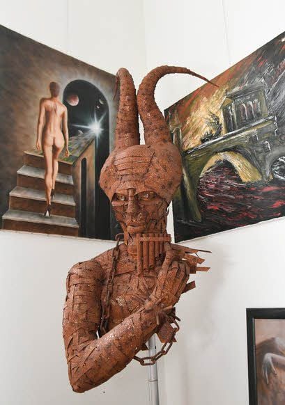 Patzers Themen in Bild und Skulptur sind religiös bis mystisch.