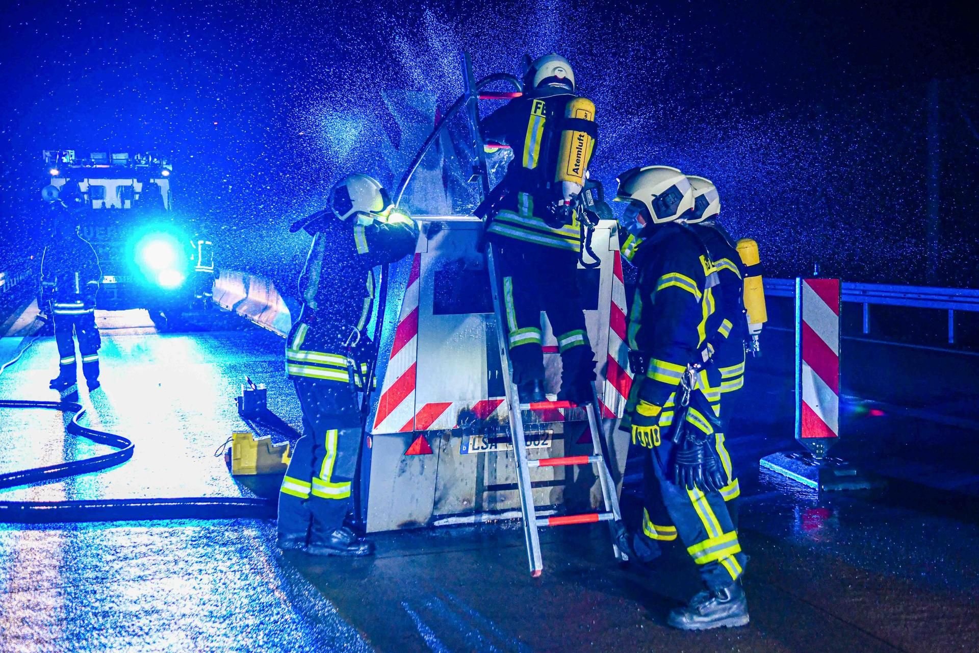 Einsatzkräfte der Feuerwehr versuchen, den Blitzer an der A14 Landkreis Börde A14 bei Dolle zu löschen. Die Polizei geht von Brandstiftung aus.