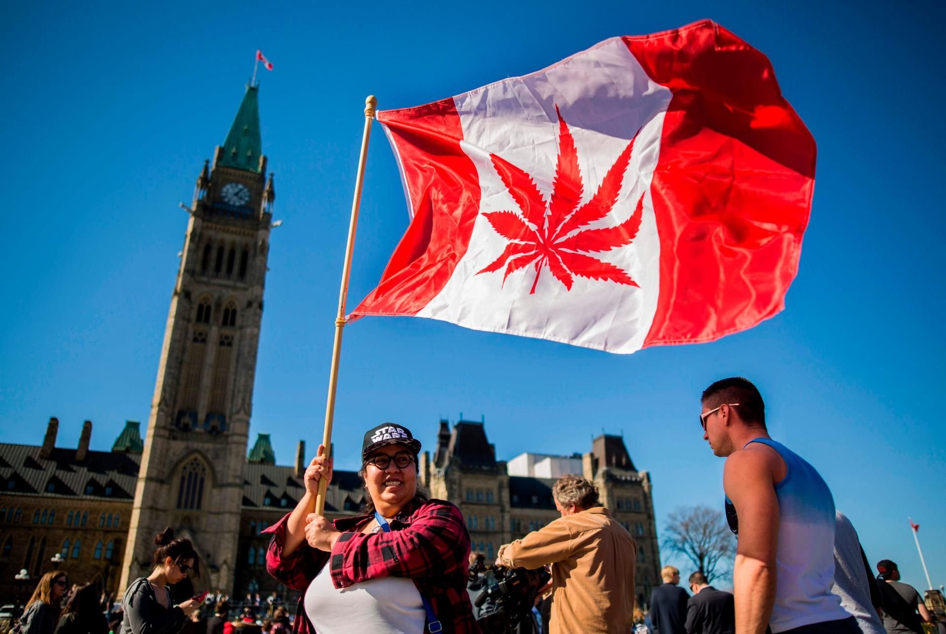 Demonstranten stehen 2016 vor dem kanadischen Parlament in Ottawa