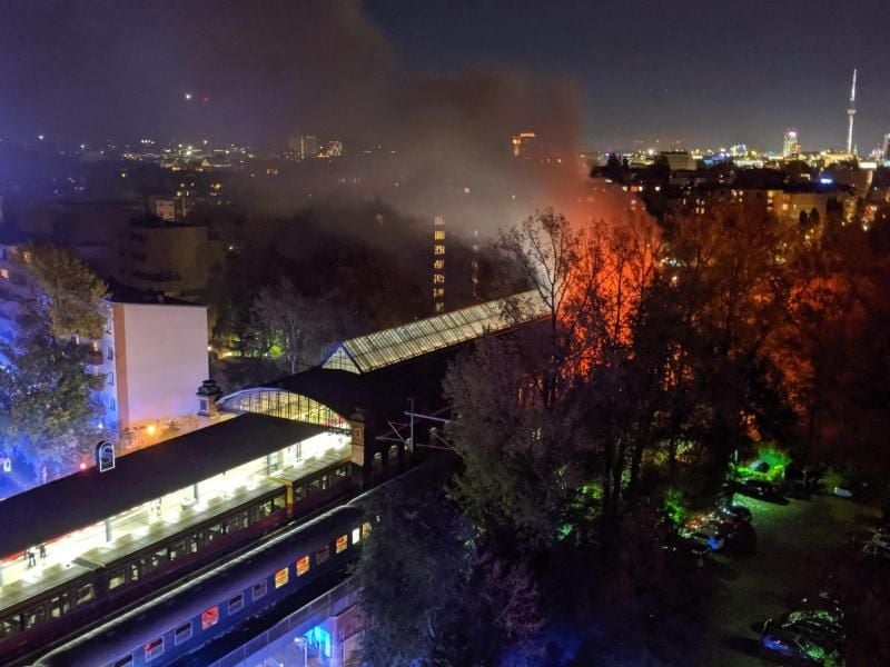 Nach Feuerwehrangaben brannte brannte in dem Sonderzug ein Waggon „in voller Ausdehnung”. Foto: ---/dpa